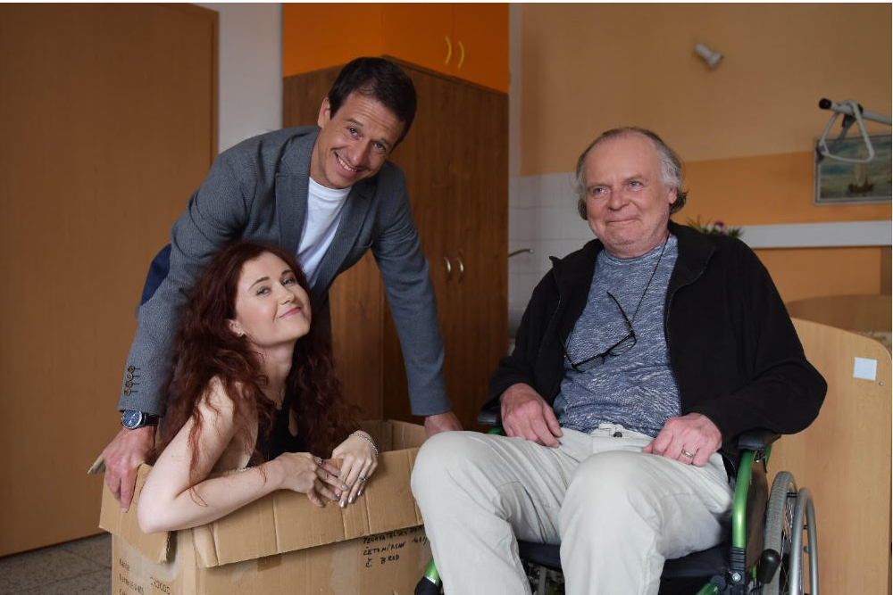 Martin Kraus, Eva Toulová v krabici, Igor Bareš na vozíku.