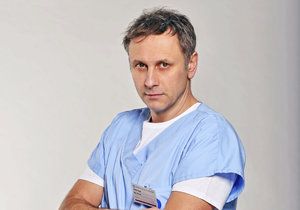 Igor Chmela v roli anesteziologa MUDr. Viktora Žáka v seriálu Modrý kód