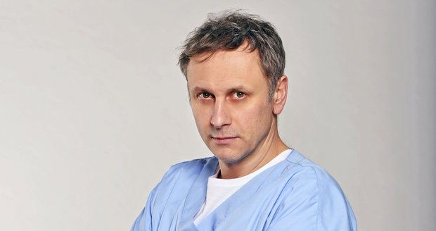 Igor Chmela v roli anesteziologa MUDr. Viktora Žáka v seriálu Modrý kód.