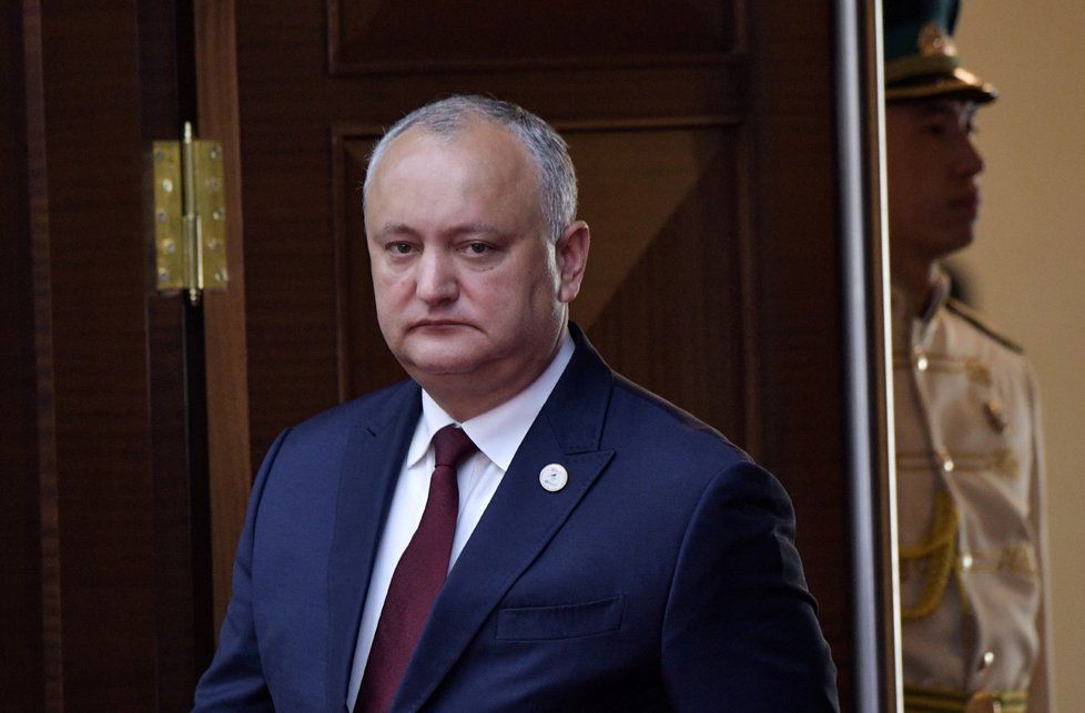 2019: Moldavského prezidenta Igorda Dodona dočasně zbavil soud úřadu.