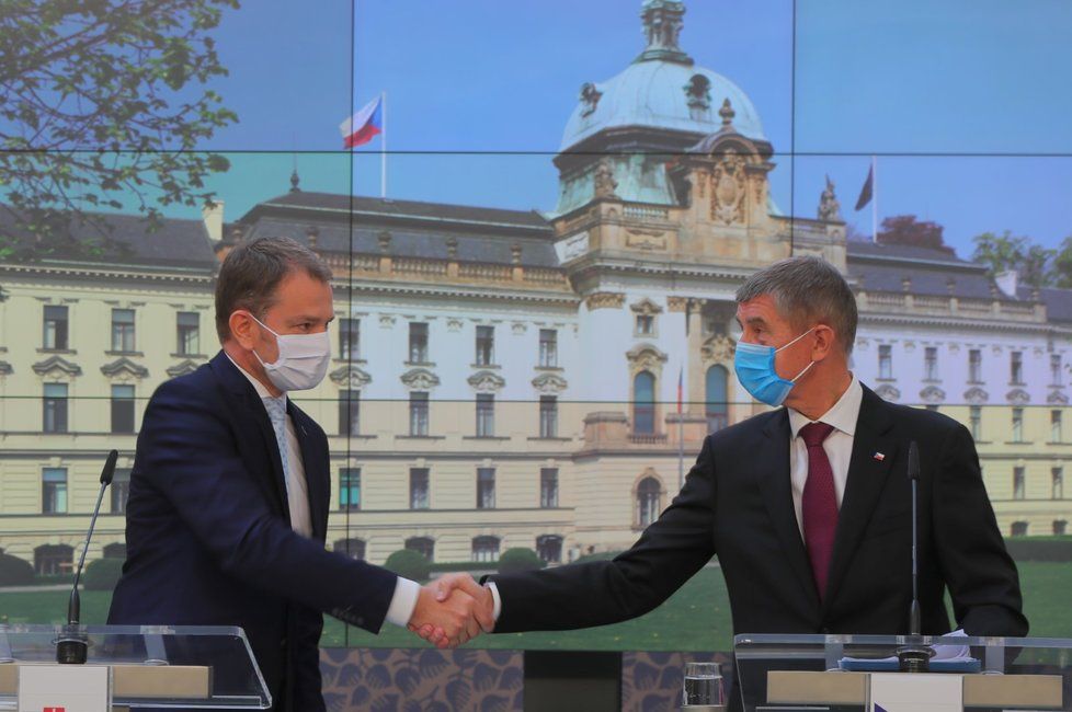 Slovenský premiér Igor Matovič s premiérem Andrejem Babišem ve Strakově akademii.