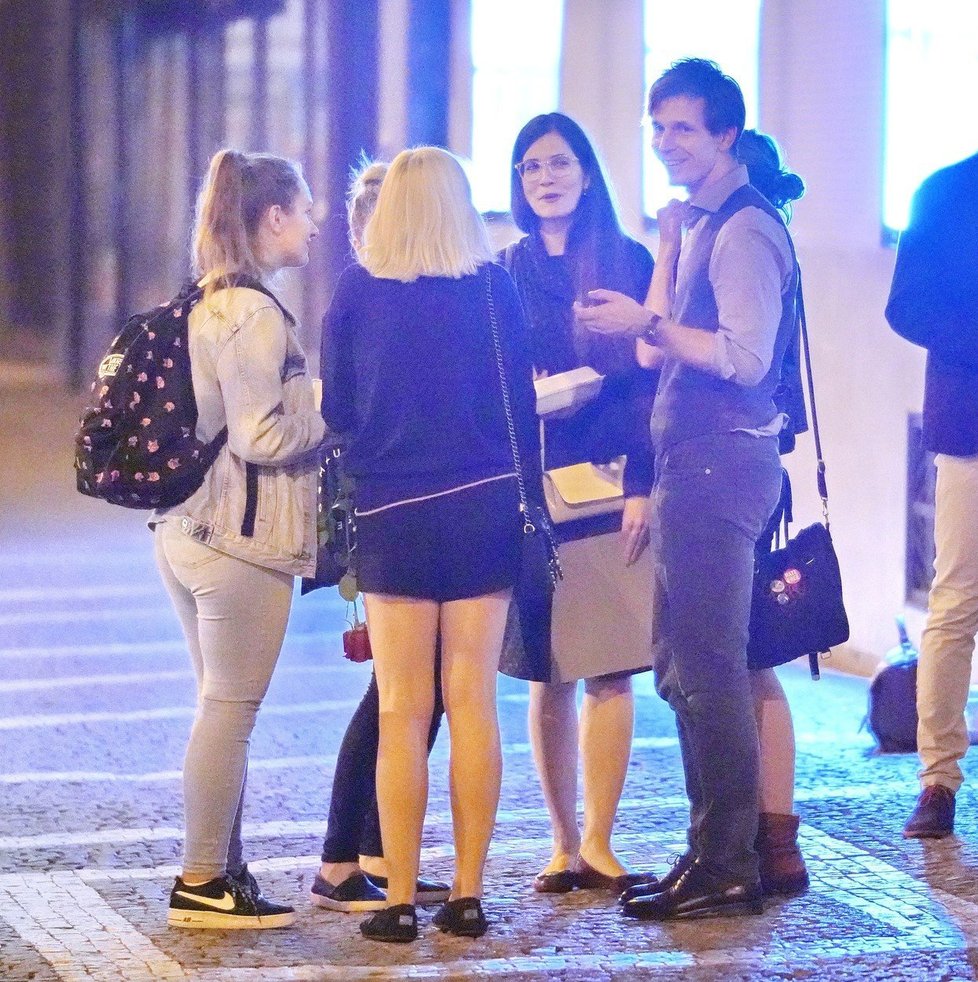 Igor Orozovič strávil večer s několika holkami.