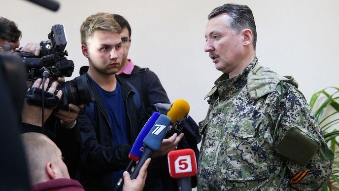 Igor Strelkov se podle ruských ukrajinských médií ve skutečnosti jmenuje Igor Girkin a je důstojníkem ruské rozvědky GRU