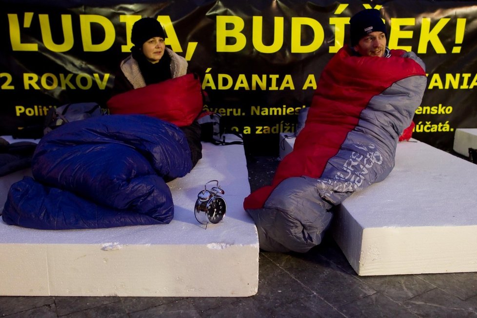 Protestní akce Igora Matoviče s budíčkem a poslankyní Erikou Jurinovou