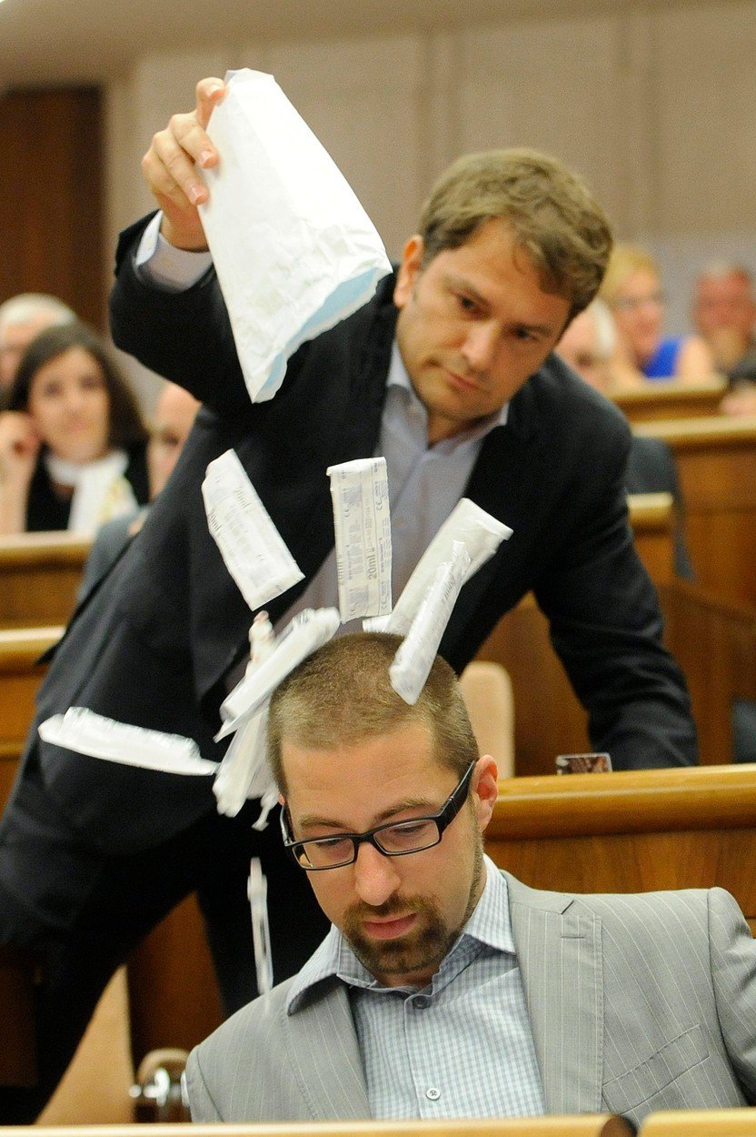 Igor Matovič v Národní radě vysypal v roce 2012 na hlavu poslance Poliačeka injekční stříkačky