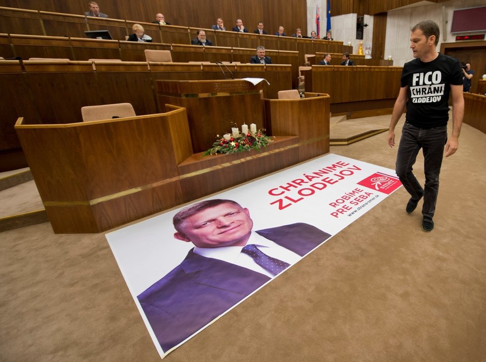 Igor Matovič v Národní radě: Přišel s tričkem „Fico chrání zloděje“.