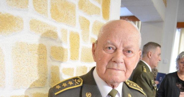 Stoletý válečný veterán Jan Ihnatík je znepokojen současnou situací na Ukrajině. Sám bitvu o Kyjev z 2. světové války pamatuje.