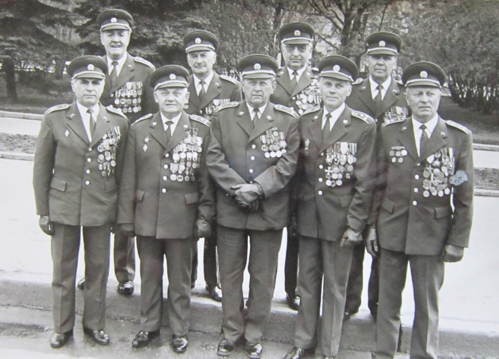 Vojáci čs. sboru, účastníci bitvy o Jaslo. Jan Ihnatík druhý zprava dolní řada.
