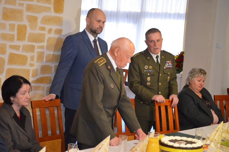 Stoletý válečný veterán Jan Ihnatík je znepokojen současnou situací na Ukrajině. Sám bitvu o Kyjev z 2. světové války pamatuje.
