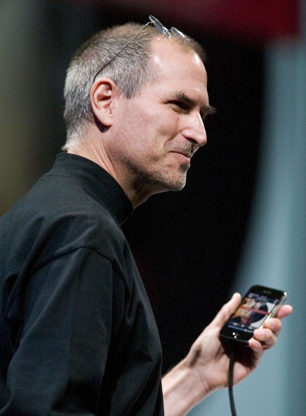 9. leden 2007 - Zakladatel Applu Steve Jobs (†56) s prvním iPhonem.