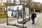 Výstava Čas nezapomnění připoíná v Plzni 80. výročí transportů Židů do terezínského ghetta. Část výstavy je ve Smetanových sadech.