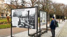 Výstava Čas nezapomnění připoíná v Plzni 80. výročí transportů Židů do terezínského ghetta. Část výstavy je ve Smetanových sadech.