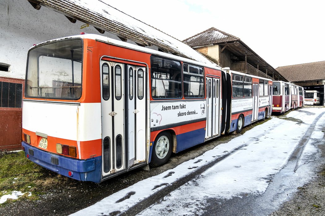 Na Pelhřimovsku má v současnosti Milan Jiroš dvanáct autobusů. Po domluvě zájemcům svou sbírku ukáže.