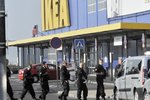 Policie 2. září evakuovala všechny čtyři obchodní domy IKEA v České republice, které musely opustit stovky zákazníků. U obchodu v Praze-Zličíně (na snímku) se odpoledne našla výbušnina. Pyrotechnik ji zlikvidoval. Původně policie informovala, že evakuace není nutná.