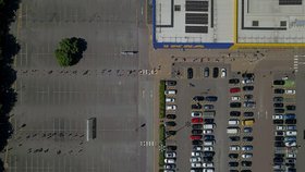 IKEA v Británii krátce po otevření: Fronta lidí se klikatí přes parkoviště.