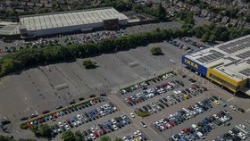 IKEA v Británii krátce po otevření: Fronta lidí se klikatí přes parkoviště.