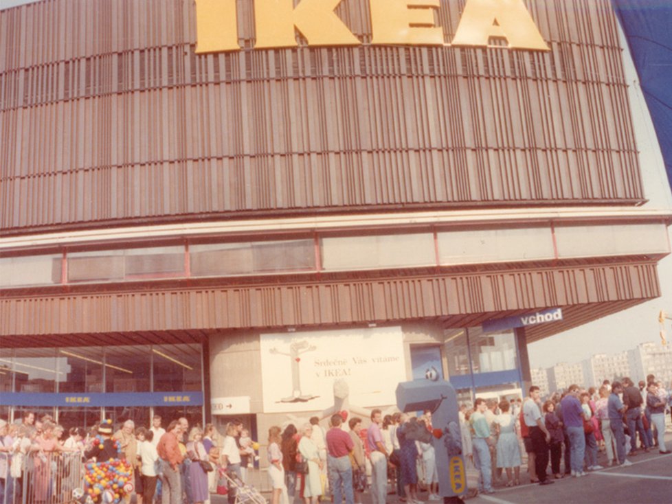 Fotografie budovy DBK kde IKEA otevřela svou první provozovnu v tehdejším Československu.