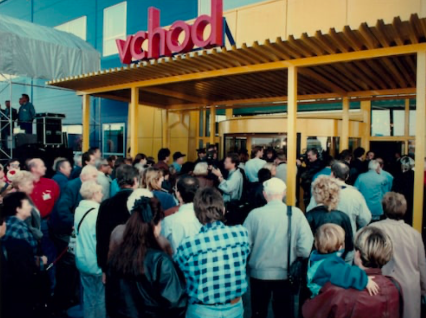 3. října roku 1996 IKEA otevřela svůj první obchodní dům v Praze na Zličíně