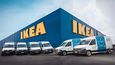 Obchodníkovi s nábytkem Ikea loni klesly tržby o tři čtvrtě miliardy korun.