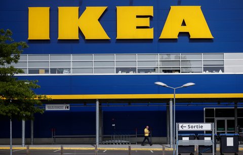 Zaměstnanci i zákazníci IKEA museli přespat v prodejně: Město zasáhla silná sněhová bouře