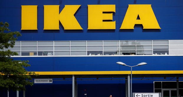 Zaměstnanci i zákazníci IKEA museli přespat v prodejně: Město zasáhla silná sněhová bouře