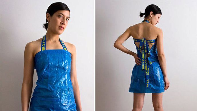 Oblečení a doplňky vyrobené z velké modré tašky od švédského výrobce nábytku zaplavují internet