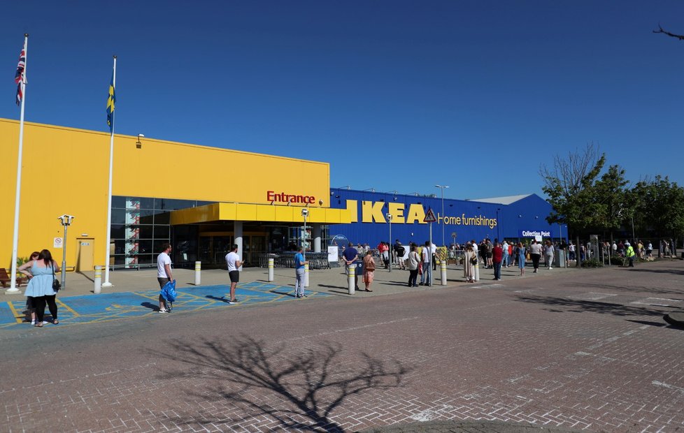 Obchody IKEA se v Británii znovu otevřely po týdnech nucené pauzy (2. června 2020).