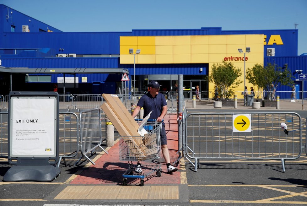 Obchody IKEA v Británii znovu otevřely po týdnech nucené pauzy (2. června 2020)