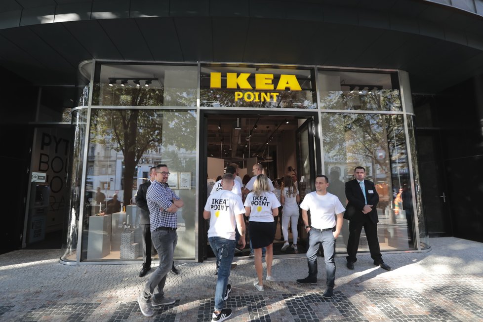 Na Václavském náměstí vznikl nový obchod zaměřený na nábytek, tzv. Ikea Point. Lidé si v něm budou moci vybrat nábytek, které jim firma nechá dovézt domů.