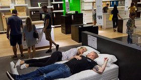 IKEA prosí teenagery, aby přestali potají přespávat v jejích obchodech.