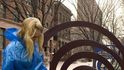Modrý pytel z obchodu IKEA se dá přetvořit v řadu oblečení a doplňků. Modrý pytel z obchodu IKEA se dá přetvořit v řadu oblečení a doplňků.