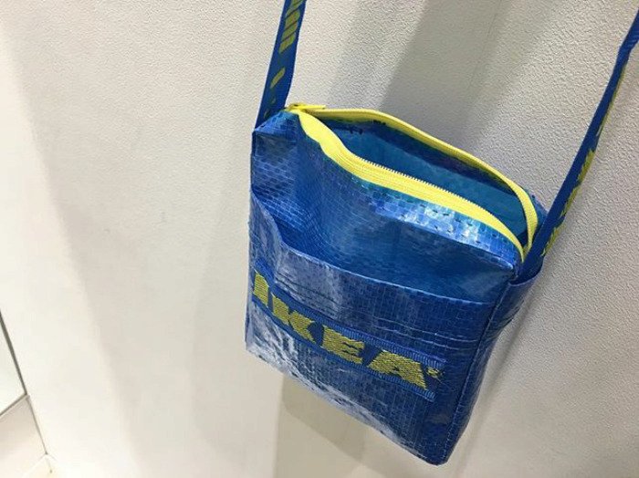 Modrý pytel z obchodu IKEA se dá přetvořit v řadu oblečení a doplňků.