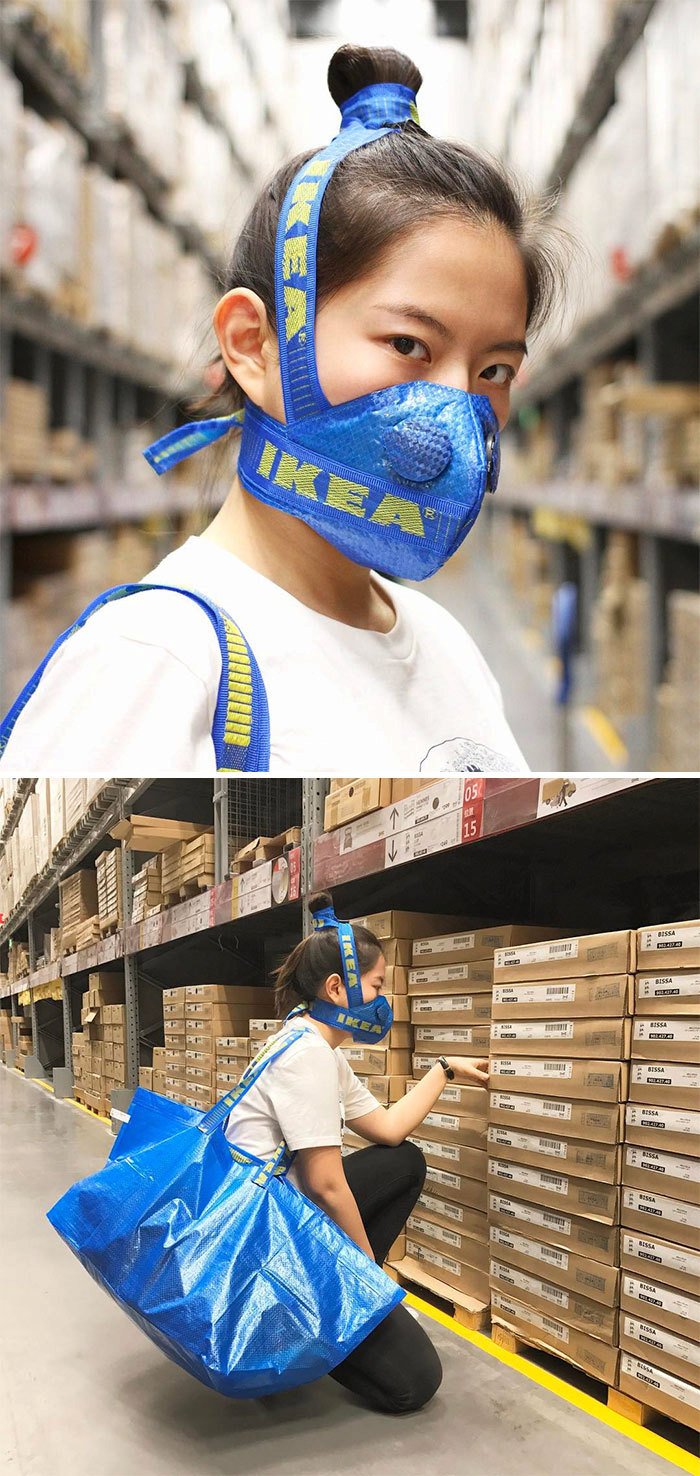 Modrý pytel z obchodu IKEA se dá přetvořit v řadu oblečení a doplňků.