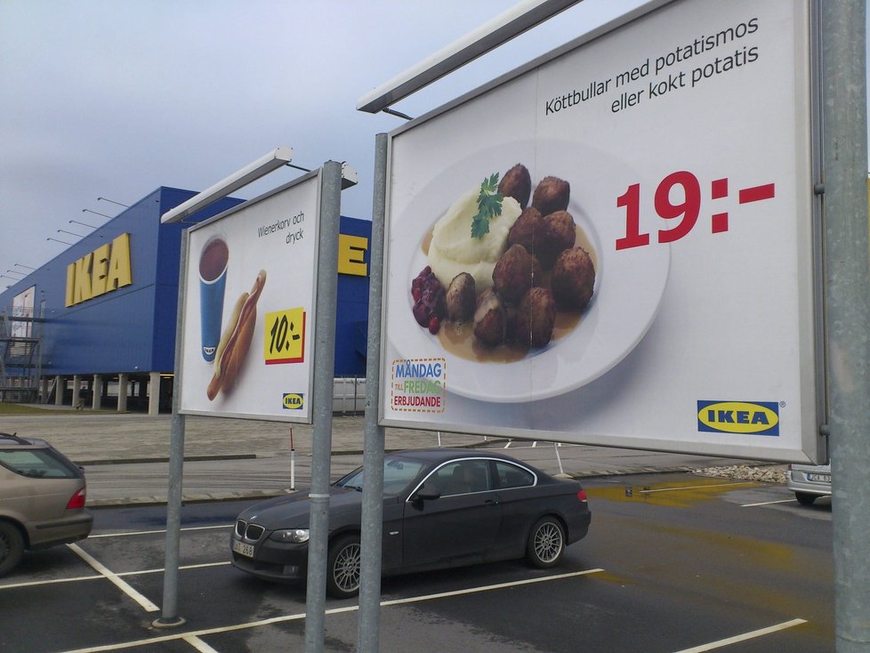 Reklama na masové kuličky v prodejně Ikea