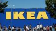 IKEA založil v roce 1943 ve Švédsku Ingvar Kamprad. Zemřel před třemi lety, dnes firmu vlastní jeho potomci.
