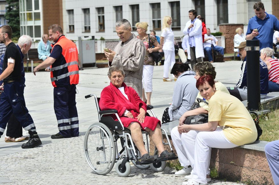 V IKEMu někdo nahlásil bombu. Policie částečně evakuovala 500 až 1000 lidí. Výhrůžka přerušila i plánované operace.