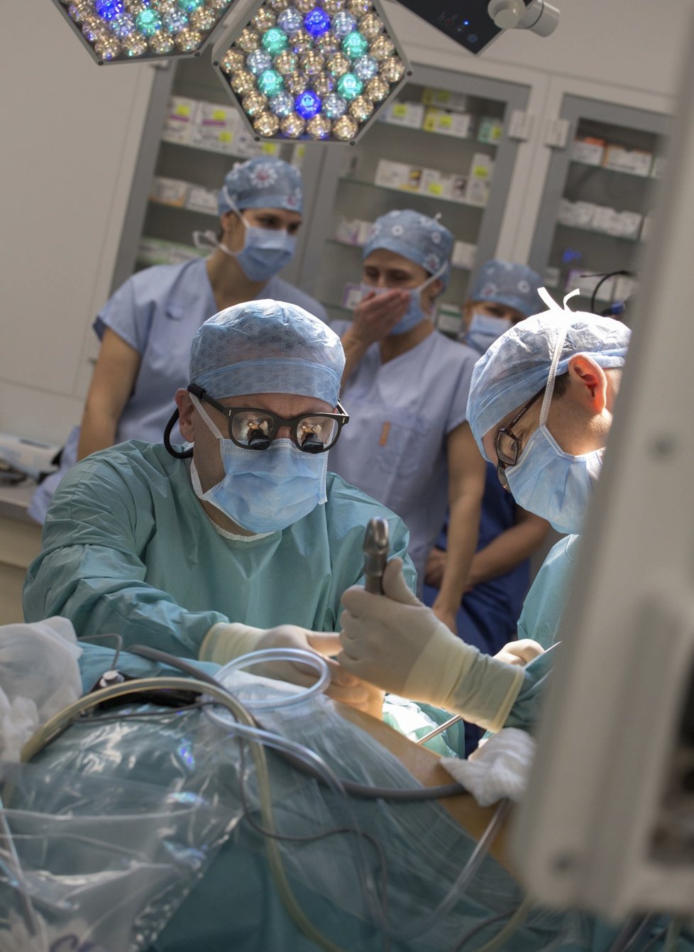 IKEM a rakouské nemocnici se povedla unikátní párová trojvýměna ledvin.