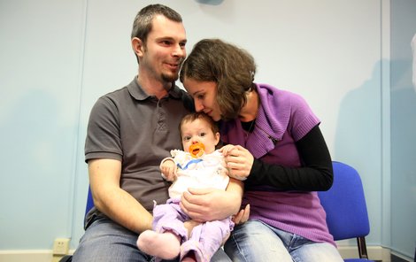 Pro Martina Boudu (36) a jeho manželku Barboru (24) je Anička (14 měsíců) vším.  Anička by bez transplantace nepřežila.