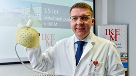 Přednosta Kliniky kardiovaskulární chirurgie IKEM Ivan Netuka představil 4. dubna 2018 v Praze biokompatibilní umělé srdce.