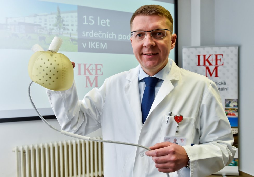 Přednosta Kliniky kardiovaskulární chirurgie IKEM Ivan Netuka představil 4. dubna 2018 v Praze biokompatibilní umělé srdce.