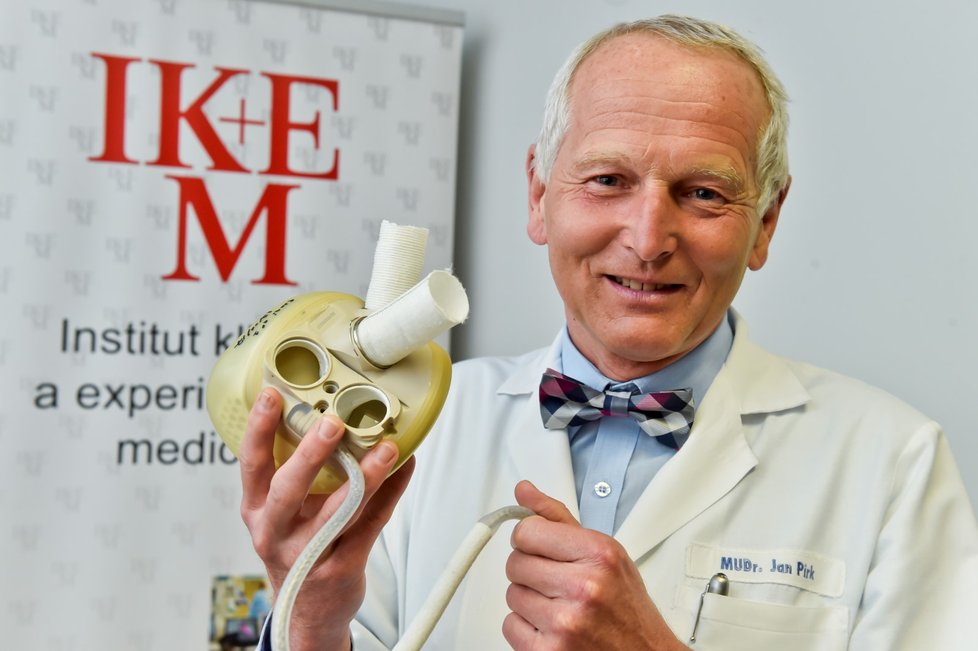Přednosta Kardiocentra Institutu klinické a experimentální medicíny (IKEM) Jan Pirk představil 4. dubna 2018 v Praze biokompatibilní umělé srdce.