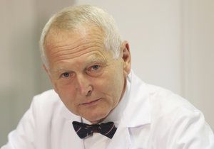 Doyenem české kardiochirurgie je přednosta  kardiocentra Jan Pirk.