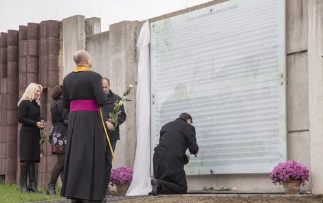 Před budovou IKEM včera dárcům odhalili pietní místo. Jsou na ni jména všech zemřelých.