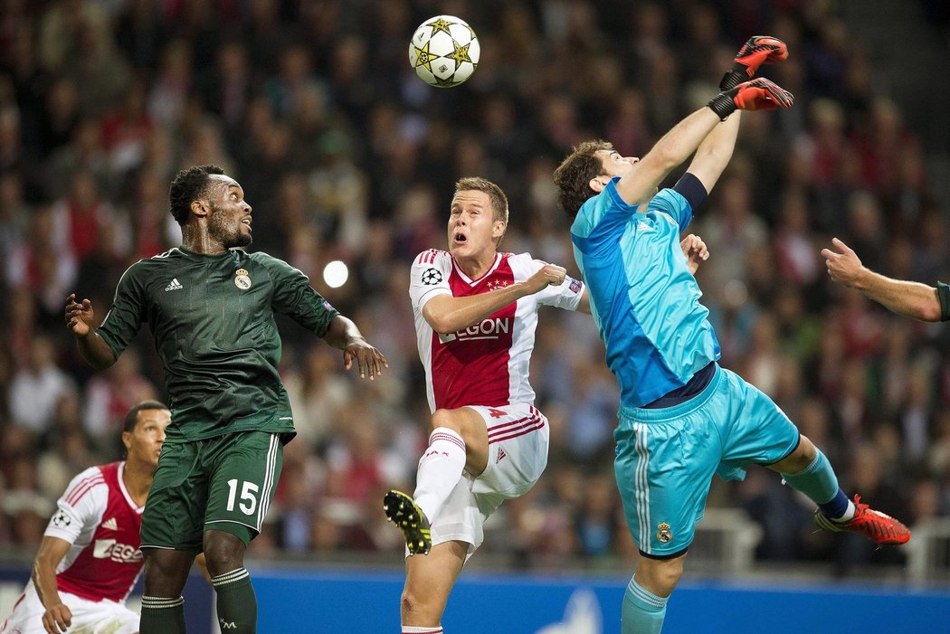 Iker Casillas se snaží sebrat balon v zápase Ligy mistrů na půdě Ajaxu Amsterodam