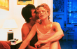 Nicole Kidman si v erotikou nabitém filmu Spalující touha zahrála se svým tehdejším manželem Tomem Cruisem. Místo cigarety smyslná rusovláska kouří jointa.