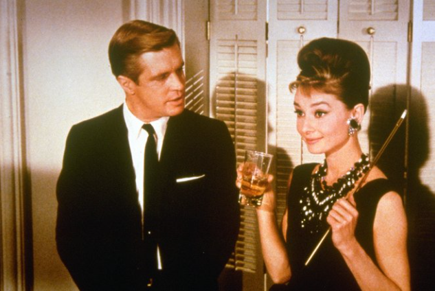 Audrey Hepburn a její Snídaně u Tiffaniho patří k těm nejikoničtějším filmům vůbec. Její cigaretová špička k Audrey i filmu neodmyslitelně patří