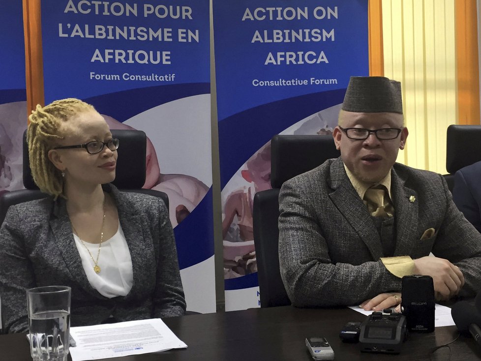 Isaac Mwaura a nezávislá expertka OSN na albinismus Ikponwosa Ero