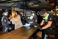 Divoký noční život covidu navzdory: Další ilegální party se stovkami lidí rozprášila policie