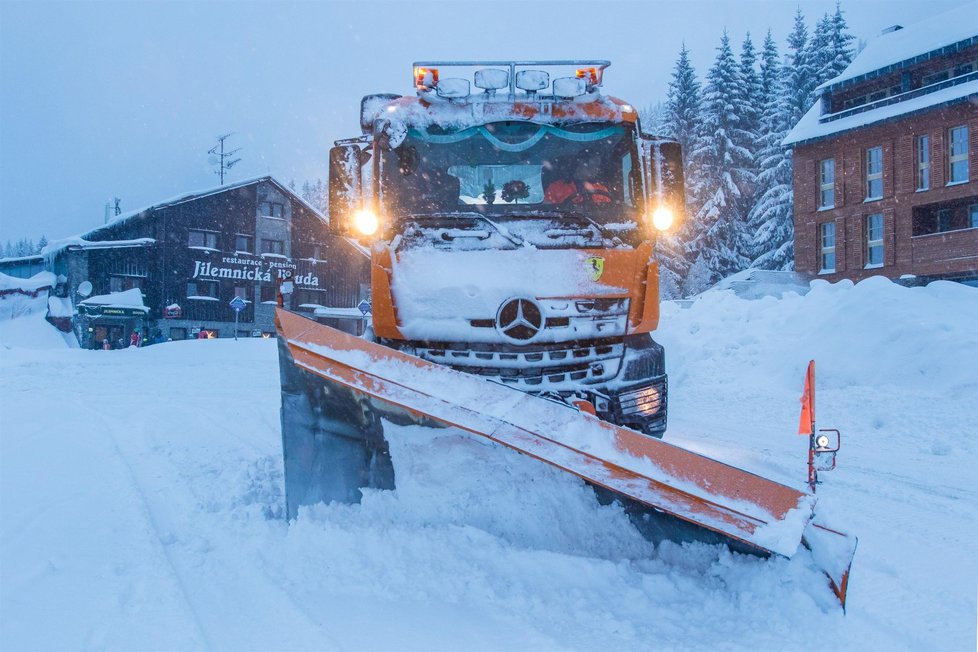Řidič pluhu Martin Ježek má v zimě na starosti údržbu okruhu mezi Jilemnicí, Horními Mísečkami a Rokytnicí nad Jizerou. (9.1.2019)