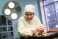 Nejstarší lékařka na operačním sále: V 90 letech na důchod ani nemyslí